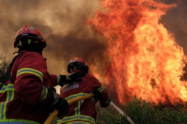 Bombeiros no combate às chamas, xxx