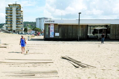 Clientes e banhistas são forçados a andar com extrema cautela para não tropeçarem nas tábuas soltas e levantadas