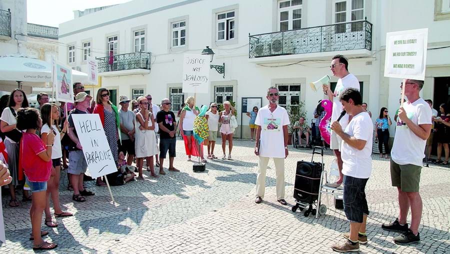 Proprietários de casas da ilha da Armona estiveram ontem em protesto em frente à Câmara de Olhão 