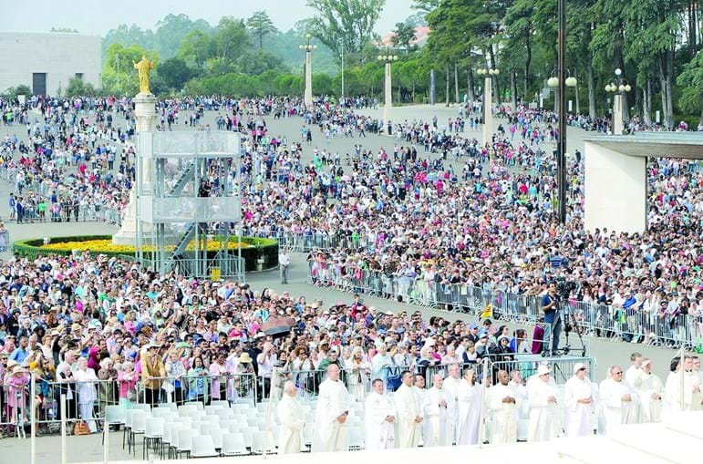 Missa celebrada no recinto, por D. António Marto, em que participaram milhares de peregrinos, sobretudo emigrantes 