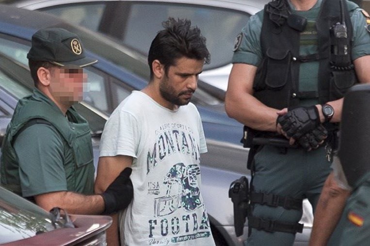 Os quatro indivíduos implicados nos atentados de Barcelona e Cambrils a caminho da Audiência Nacional, em Madrid