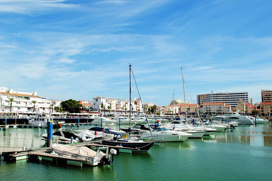 Grupo estava a atuar na zona de Vilamoura, onde foi detido, depois de tentar passar mais uma nota de 20 euros