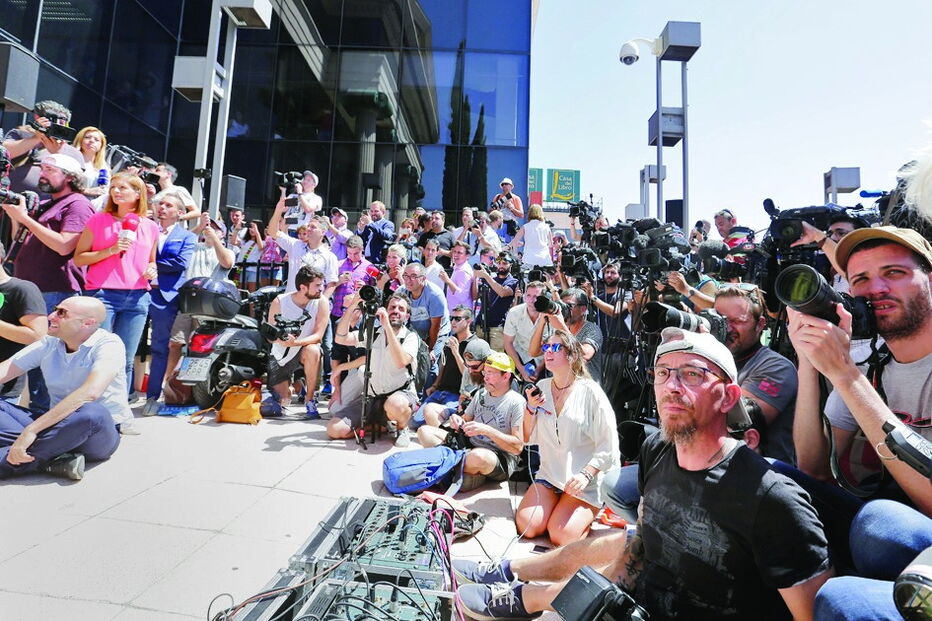 Repórteres começaram a chegar às primeiras horas da madrugada ao tribunal onde Ronaldo foi ouvido