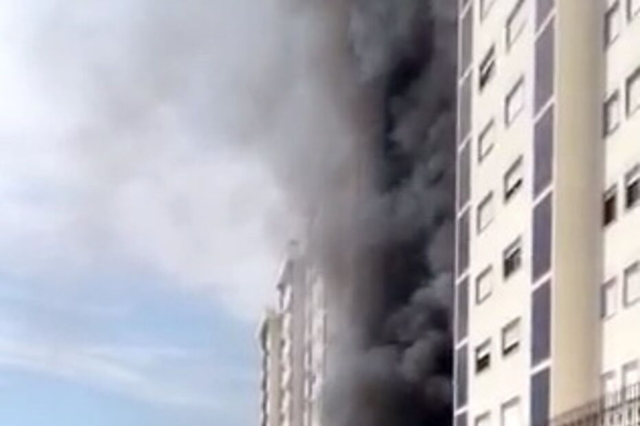 Chamas consumiram edifício em Sacavém