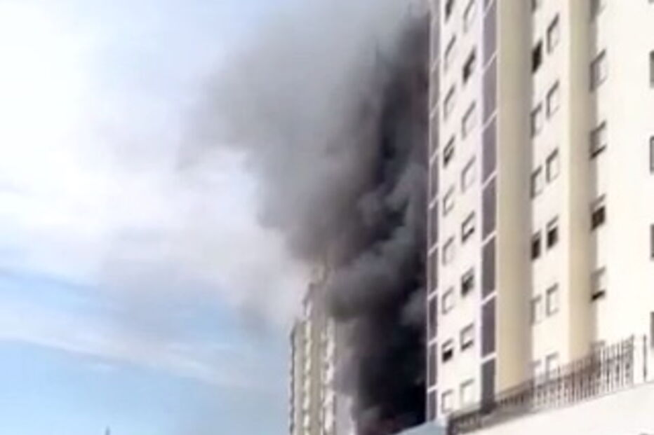 Chamas consumiram edifício em Sacavém