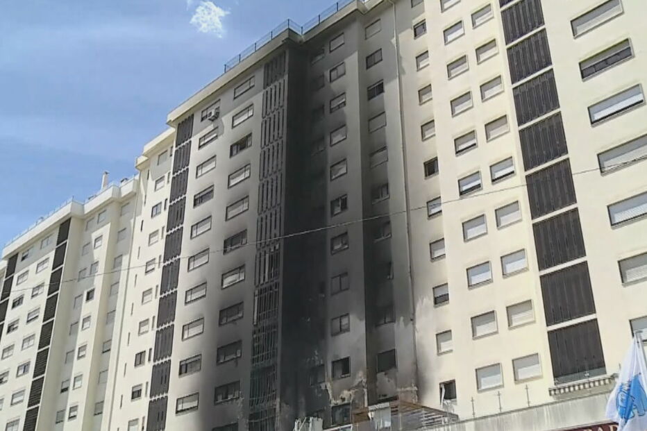 Moradores retirados devido a fogo que consumiu prédio em Sacavém