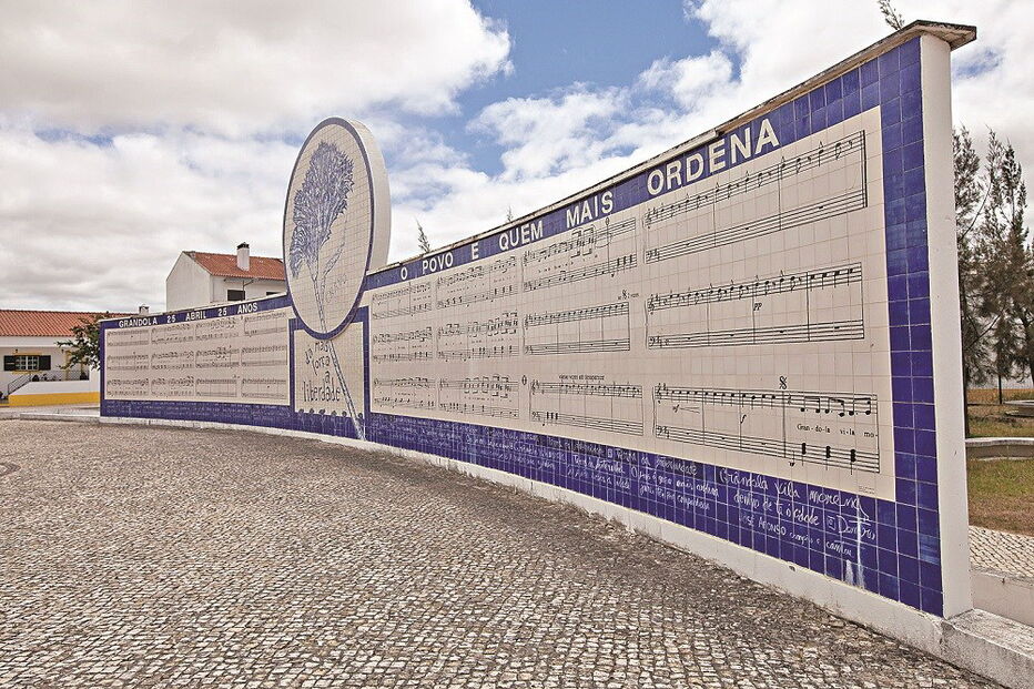 Mural de homenagem a Zeca Afonso