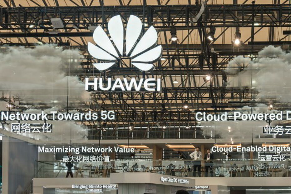 Viagens pagas por empresa associada da Huawei
