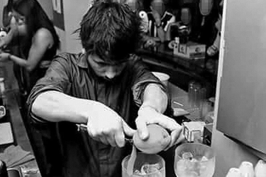  Marcos, o barman de 25 anos, é um dos acusados de violação, agora em prisão domiciliária