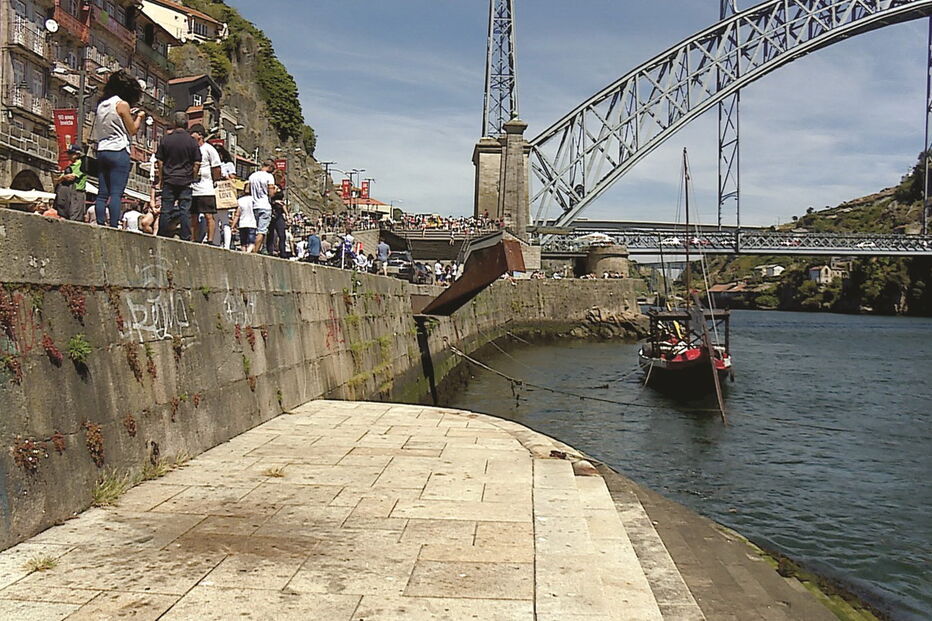 Queda aconteceu nas escadarias do rio, na Ribeira do Porto