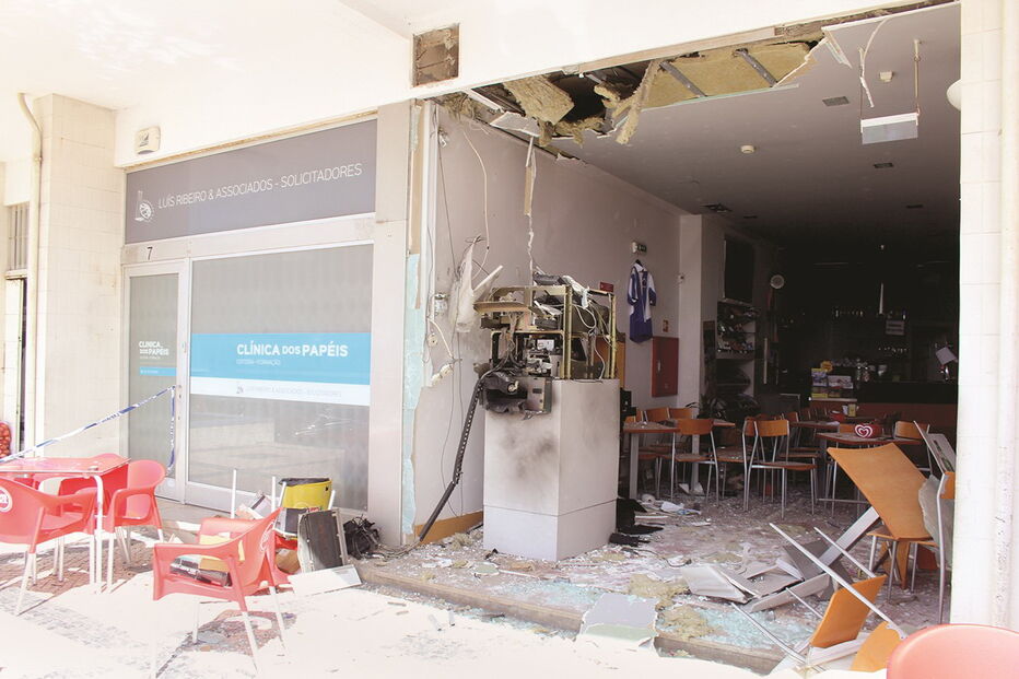 Montra do café Pôr-do-Sol, em Miramar, Vila Nova de Gaia, ficou totalmente destruída na sequência da explosão    