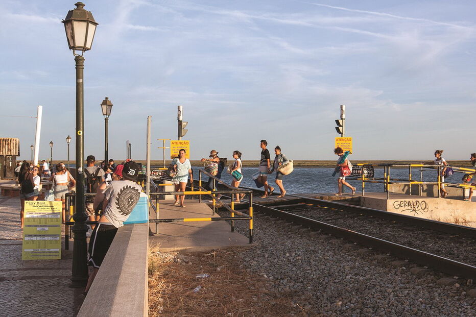 No verão são muitas as pessoas que utilizam a passagem, que está equipada com sinais luminosos e campaínhas