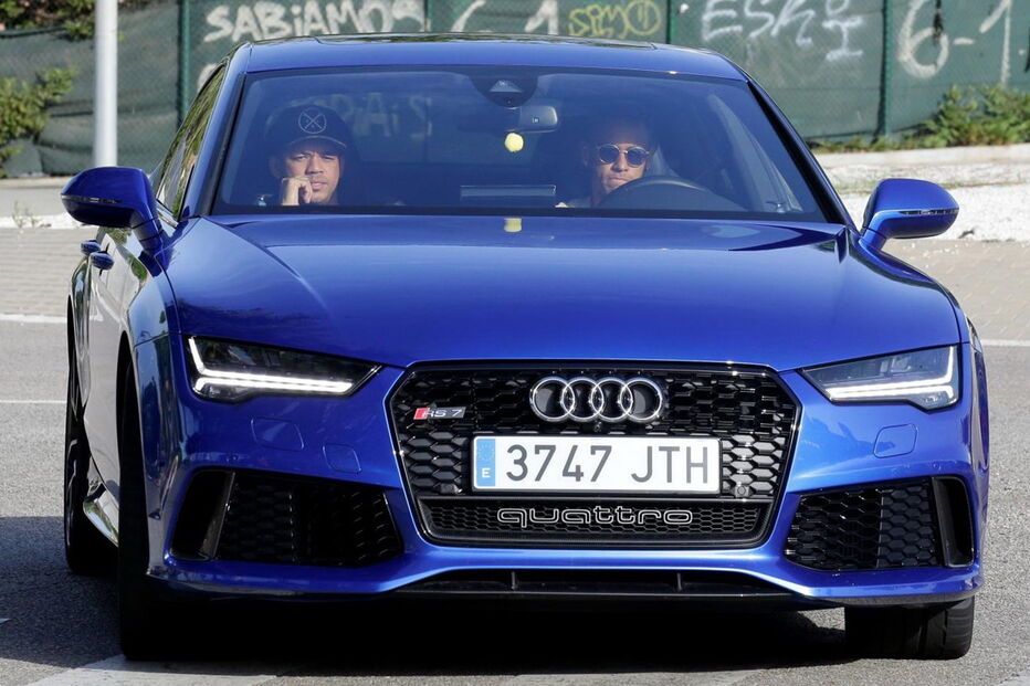 Neymar à chegada ao centro de treinos do Barcelona