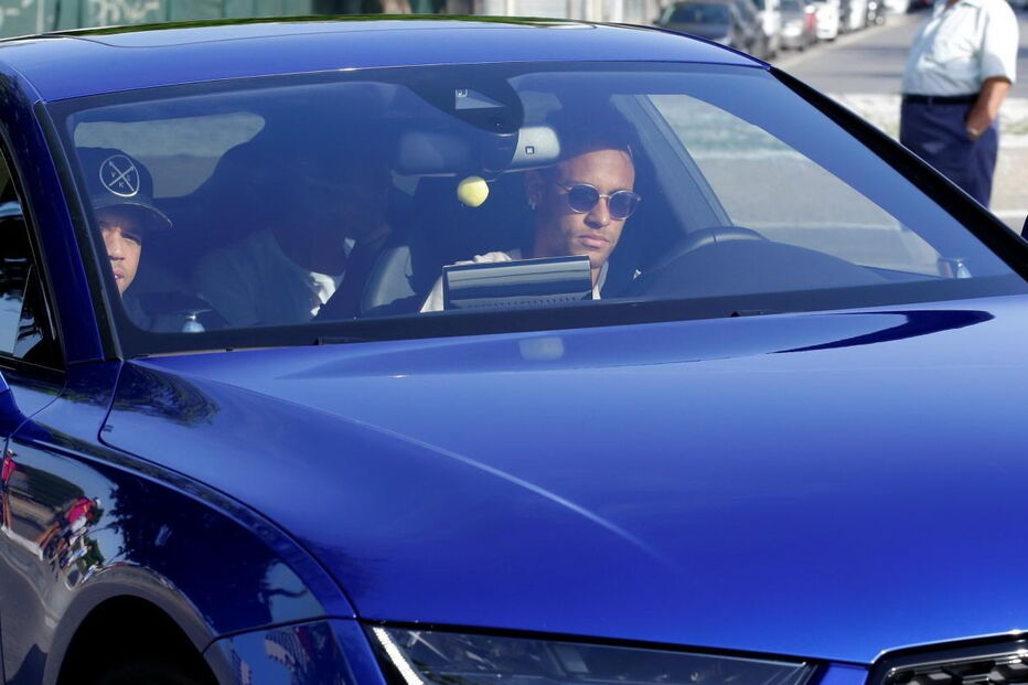 Neymar à chegada ao centro de treinos do Barcelona