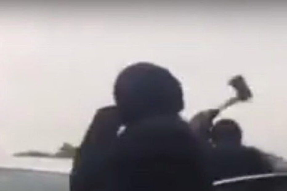 Trânsito, Machado, Homens de máscara