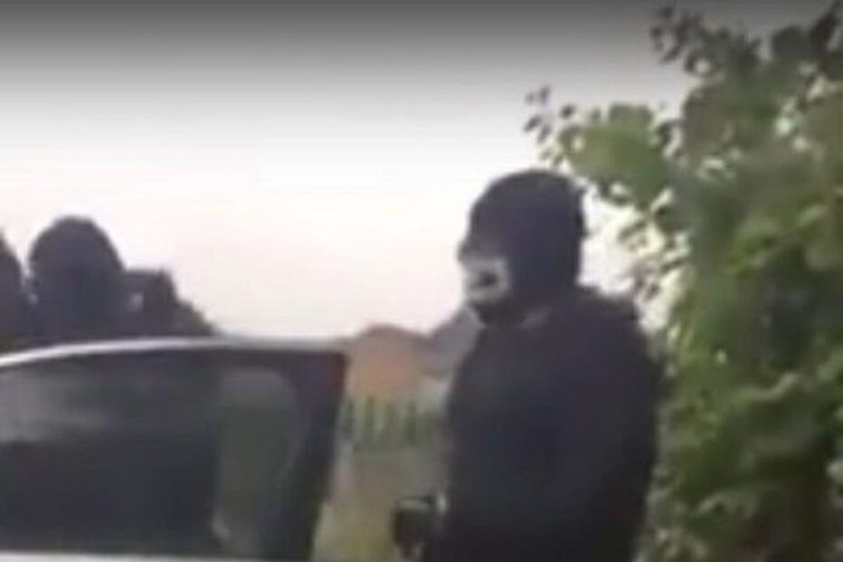 Trânsito, Machado, Homens de máscara