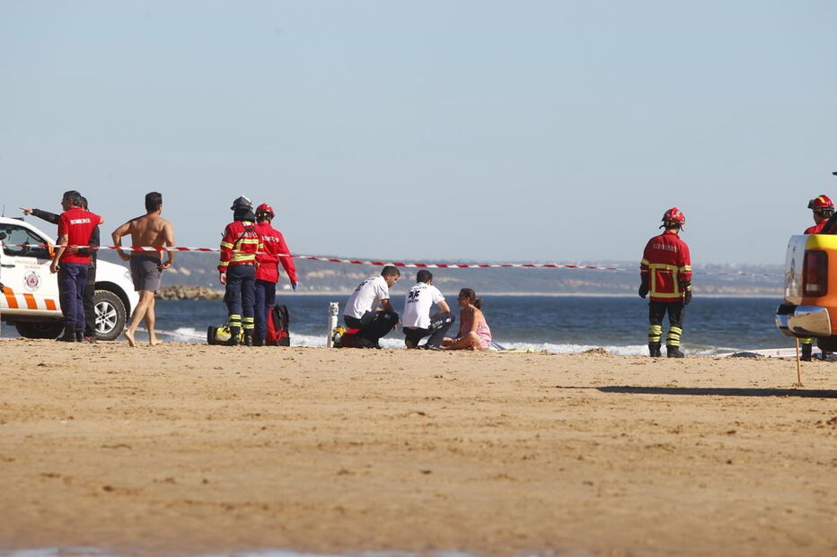 Homem e criança morrem atingidos por avioneta em praia