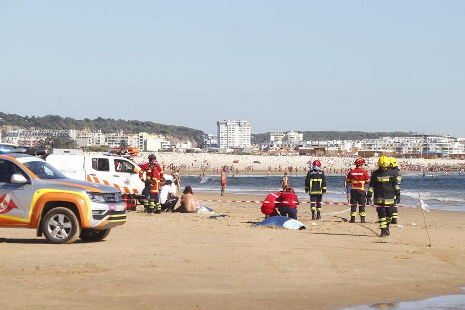 Homem e criança morrem atingidos por avioneta em praia