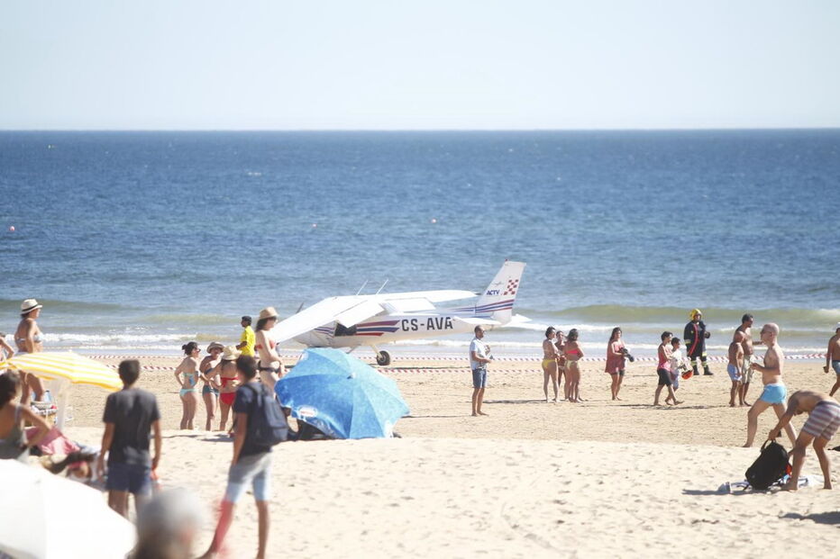 Homem e criança morrem atingidos por avioneta em praia
