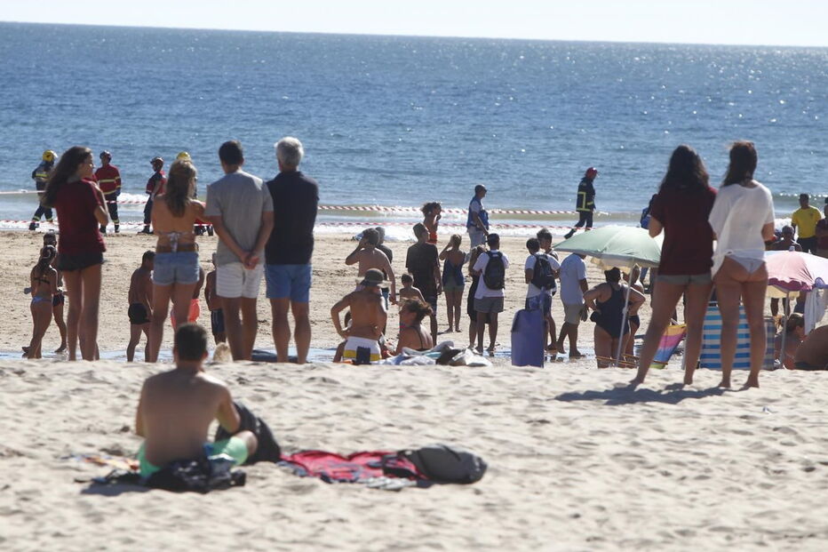 Homem e criança morrem atingidos por avioneta em praia