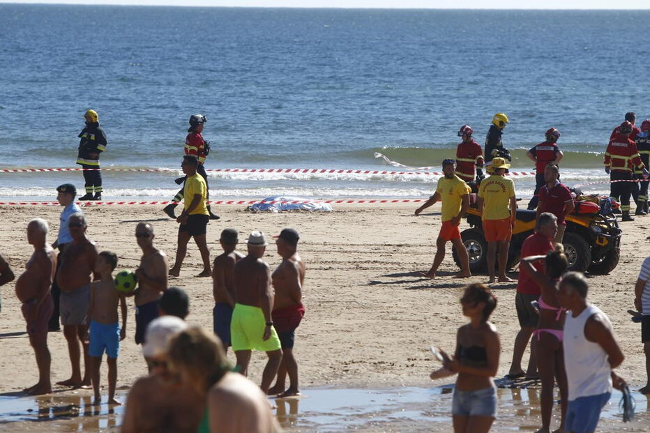 Homem e criança morrem atingidos por avioneta em praia