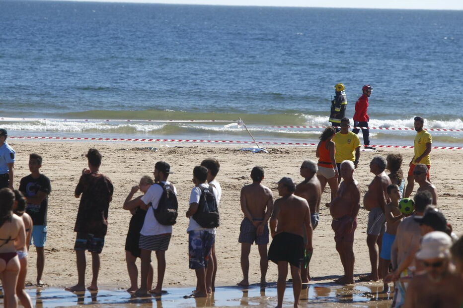 Homem e criança morrem atingidos por avioneta em praia