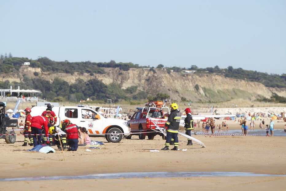 Homem e criança morrem atingidos por avioneta em praia