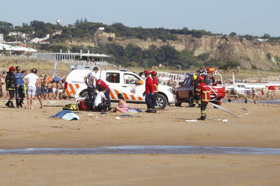 Homem e criança morrem atingidos por avioneta em praia