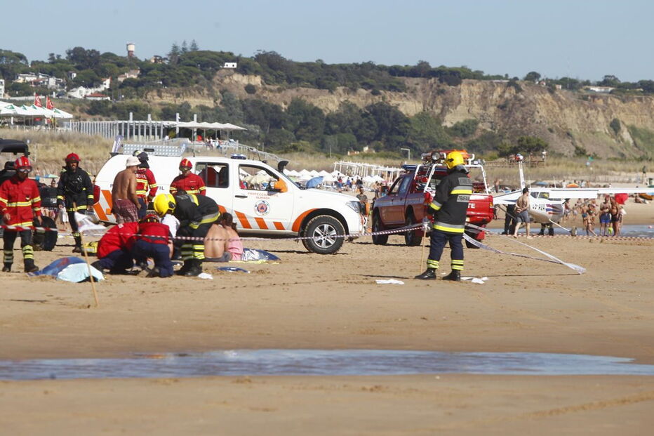 Homem e criança morrem atingidos por avioneta em praia