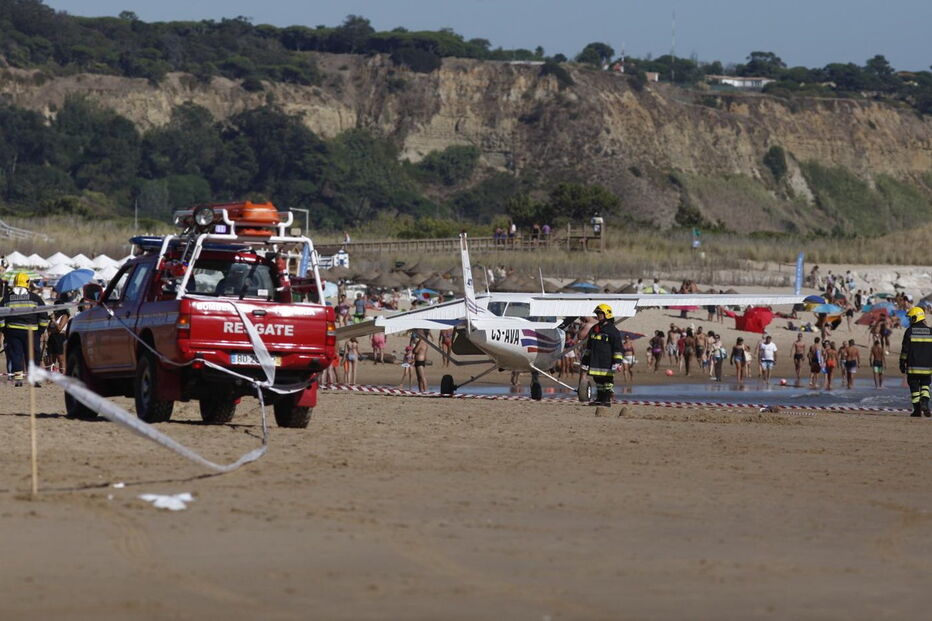 Homem e criança morrem atingidos por avioneta em praia