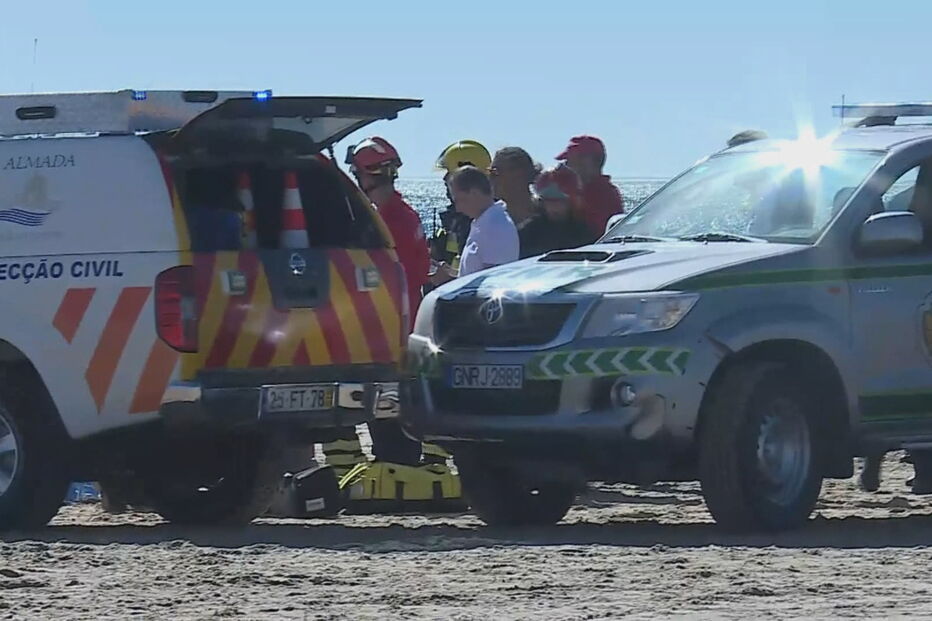 Homem e criança morrem atingidos por avioneta em praia