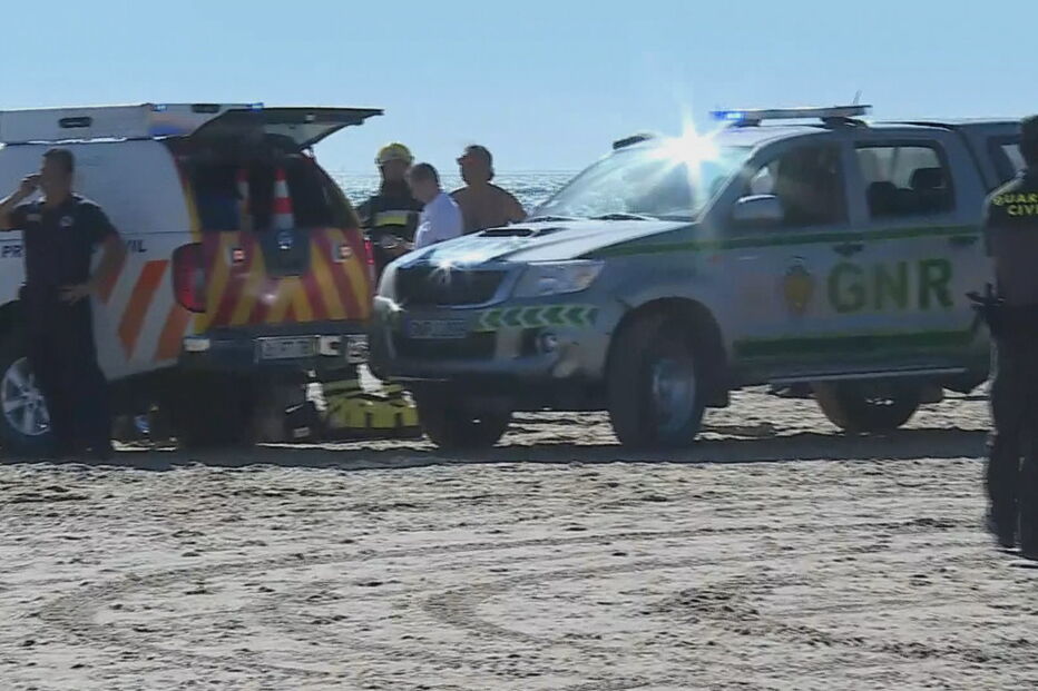 Homem e criança morrem atingidos por avioneta em praia