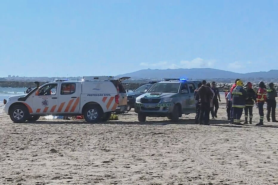 Homem e criança morrem atingidos por avioneta em praia