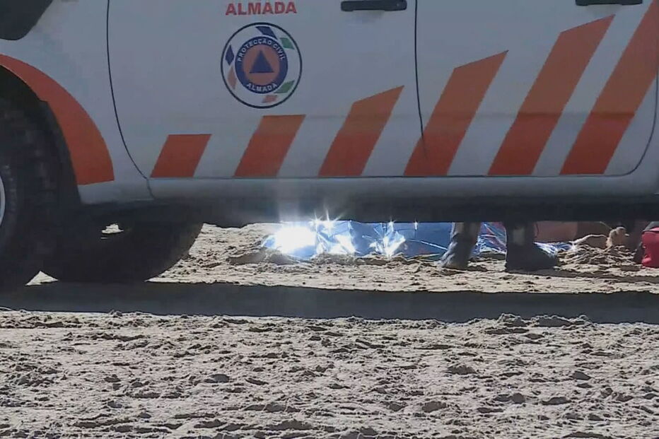 Homem e criança morrem atingidos por avioneta em praia