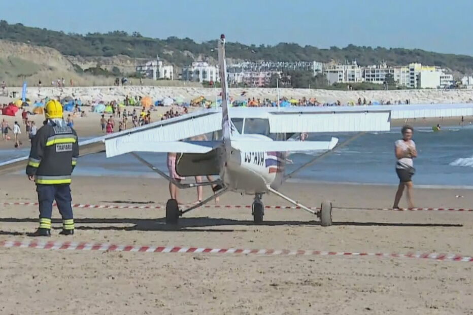 Homem e criança morrem atingidos por avioneta em praia