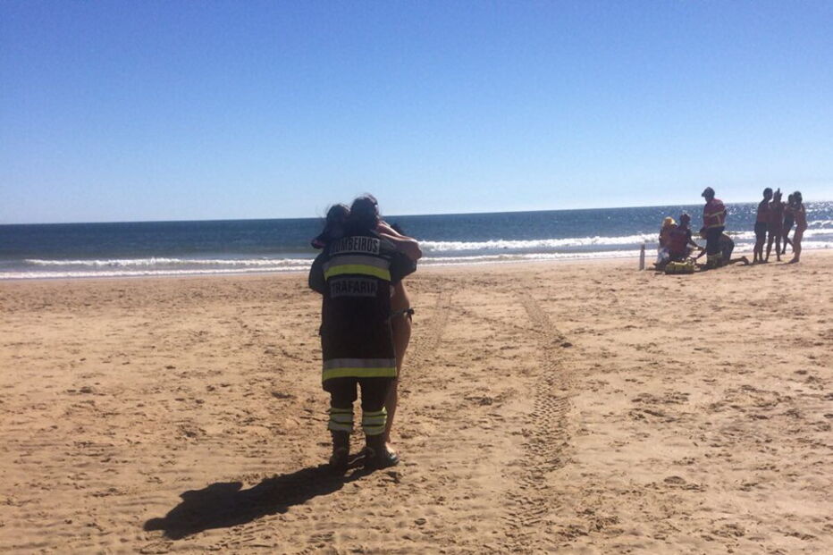 Avião ligeiro atinge mortalmente duas pessoas na Caparica