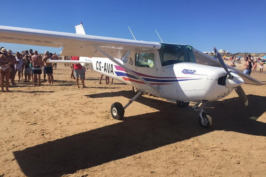 Homem e criança morrem atingidos por avioneta
