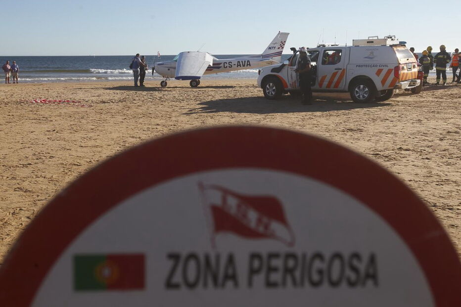 Homem e criança morrem atingidos por avioneta