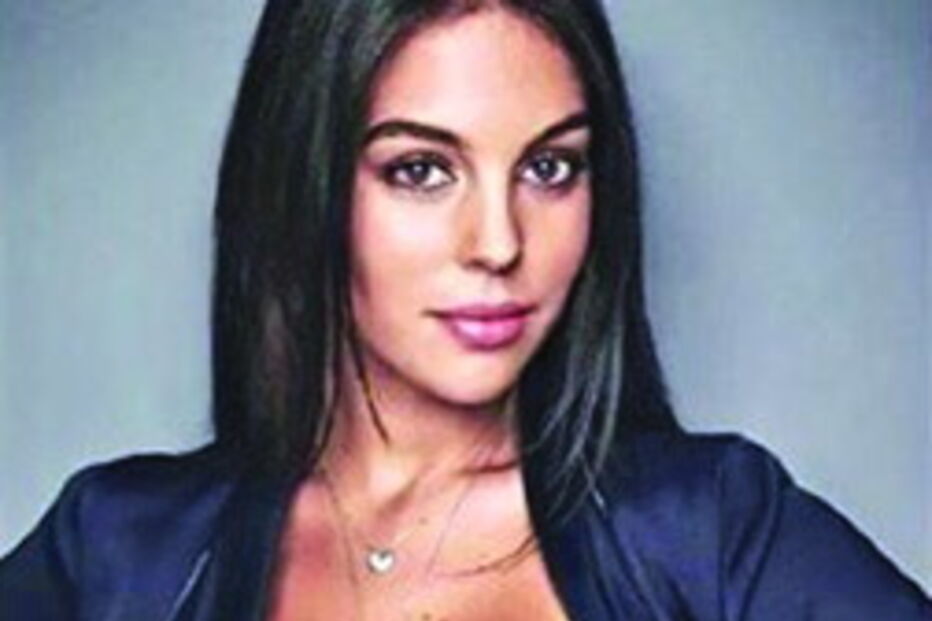 2017-08-03_01_11.15 Páginas de fãs de Georgina divulgaram imagens da produção para a ‘Hola’.jpg