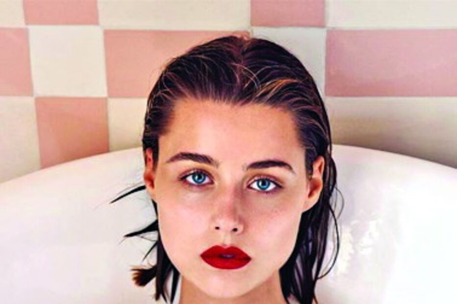 2017-08-03_01_16.49 Kelly Bailey na produção que fez para a revista ‘GQ’, antes de ter colocado os implantes de silicone.jpg