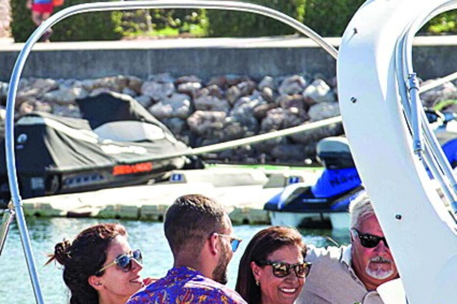 2017-08-03_01_22.50 Pais da fadista brindaram com espumante à cumplicidade do jovem casal, neste passeio marítimo na costa algarvia.jpg