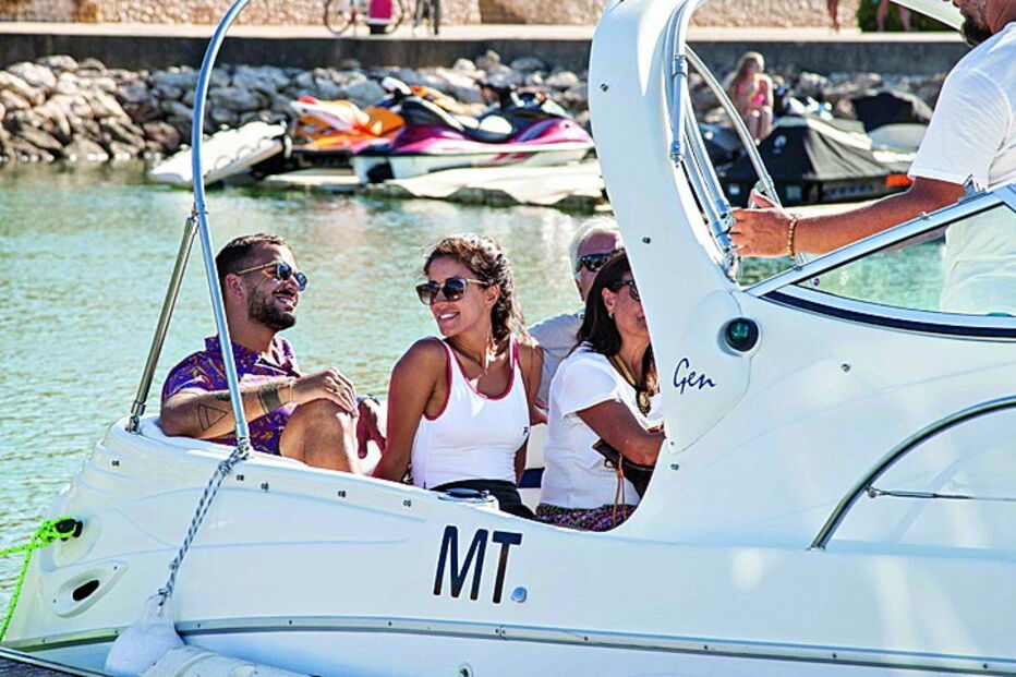 2017-08-03_01_22.51 Ruben da Cruz e Ana Moura mostraram-se sorridentes dentro de um barco em Portimão.jpg