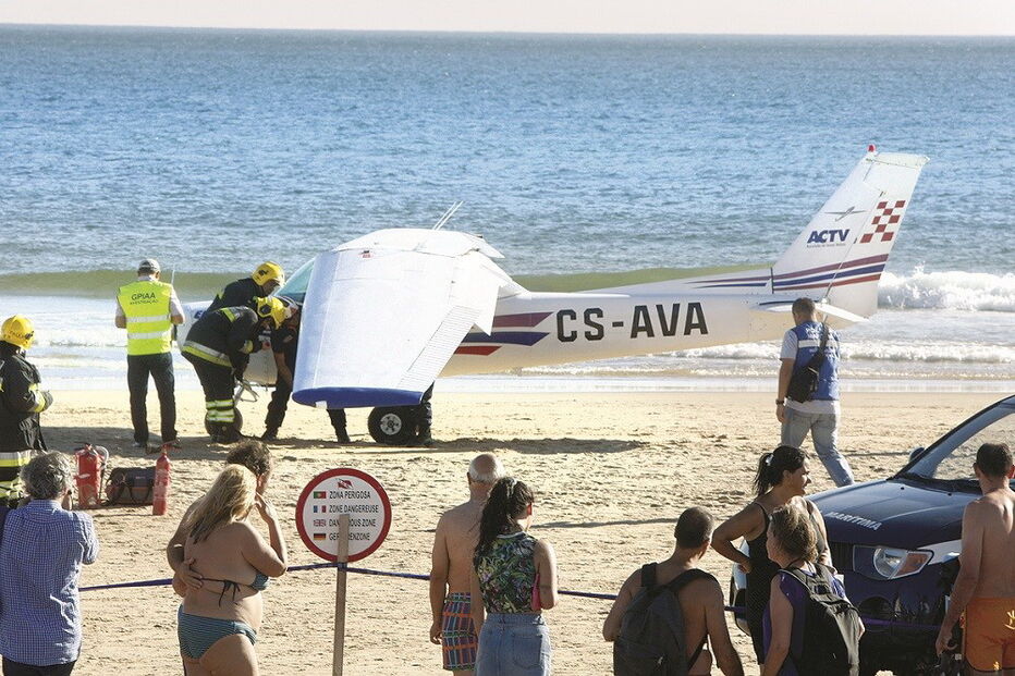 Avioneta mata criança e banhista à beira-mar  