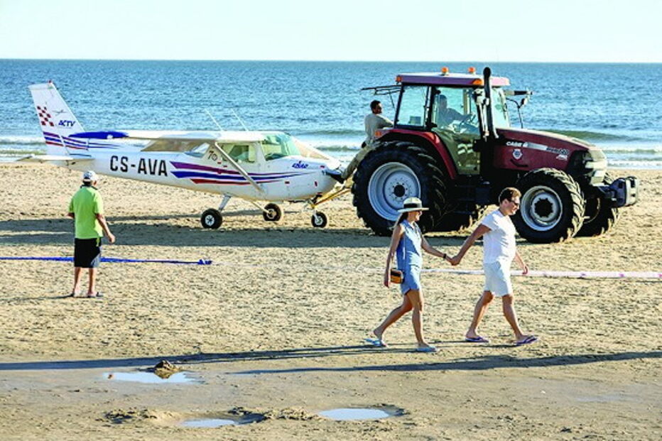 Avioneta mata criança e banhista à beira-mar  