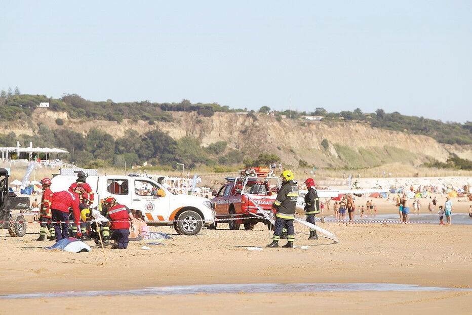 Avioneta mata criança e banhista à beira-mar  