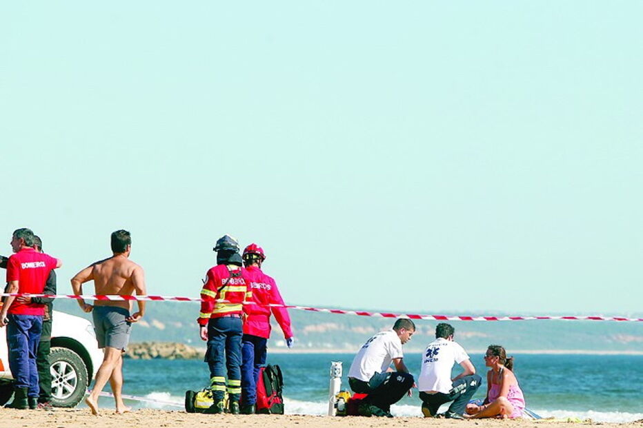 Avioneta mata criança e banhista à beira-mar  