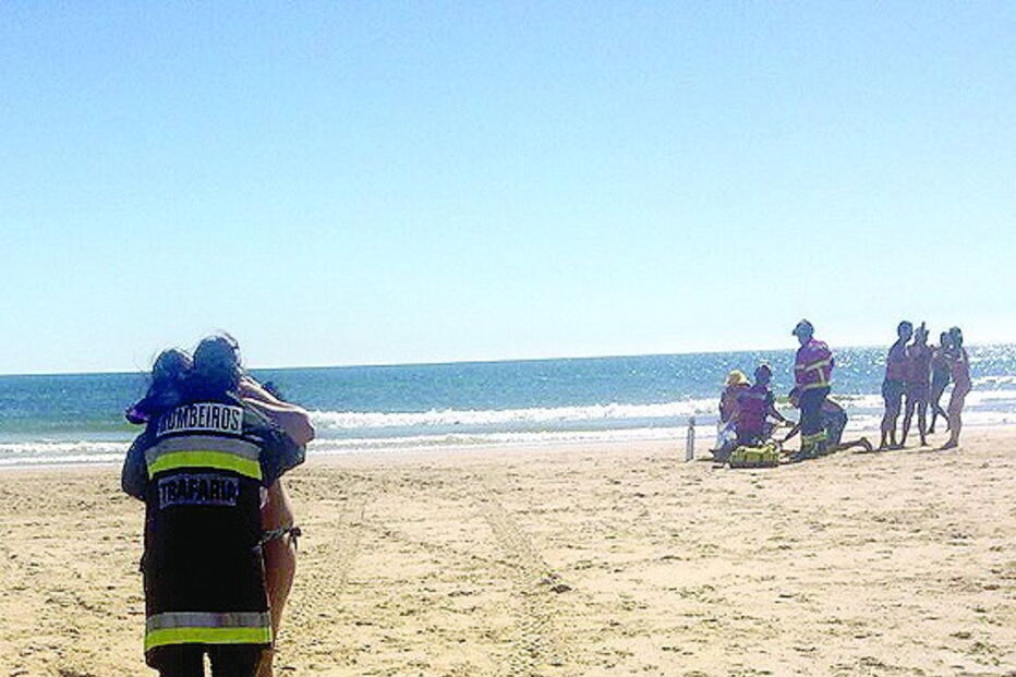 Avioneta mata criança e banhista à beira-mar  