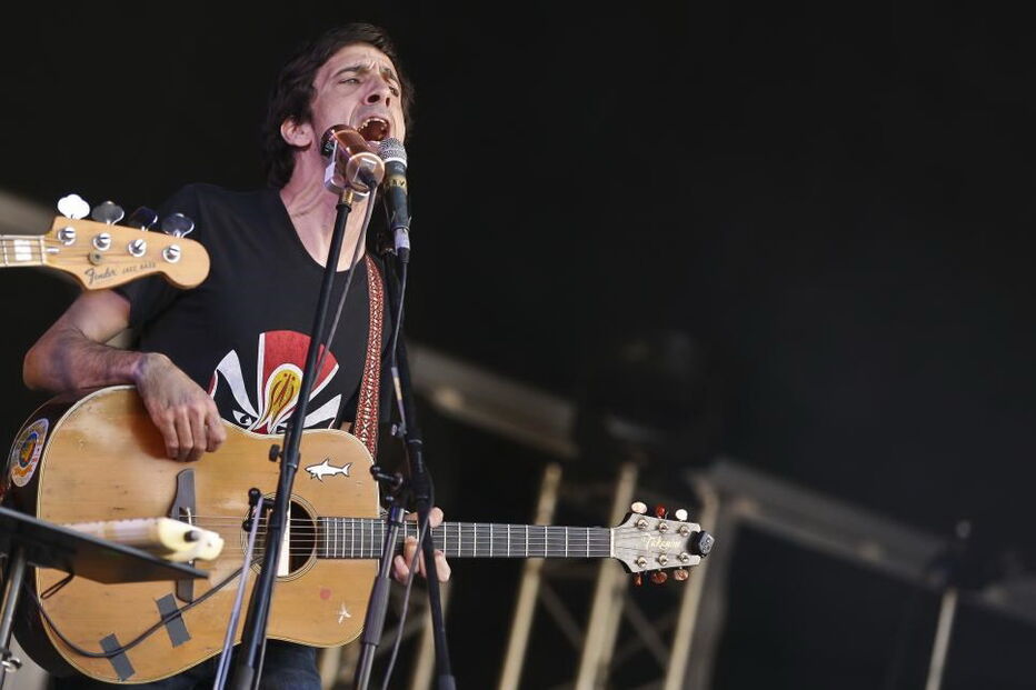 Manel Cruz em concerto, em 2015