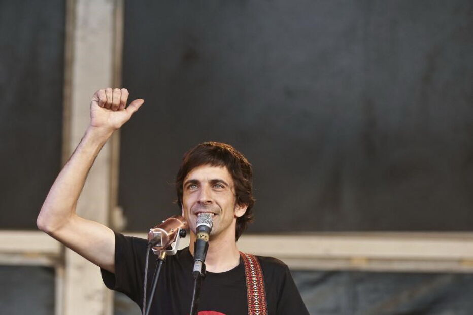 Manel Cruz em concerto, em 2015