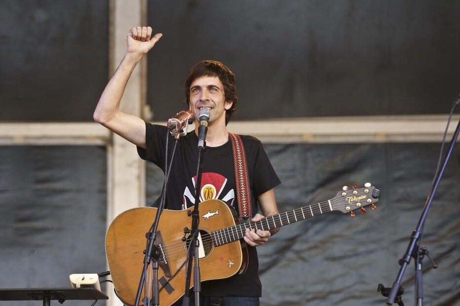 Manel Cruz em concerto, em 2015